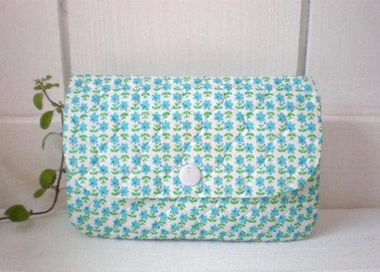 レトロな花柄のキルティング・ポーチ(水色)