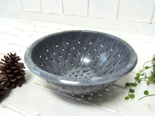 ホーロー製・アンティーク・コランダー・水切りボウル・USA・脚付き・キッチン雑貨&ガーデニング