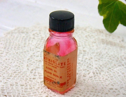 ピンク色の小さなヴィンテージ・薬瓶/メディスンボトル/ガラスボトル USA