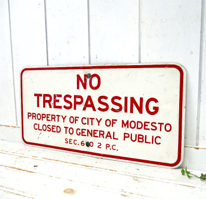 NO TRESPASSING PROPERTY 不法侵入禁止 USA サイン 警告 看板 カリフォルニア州 モデスト