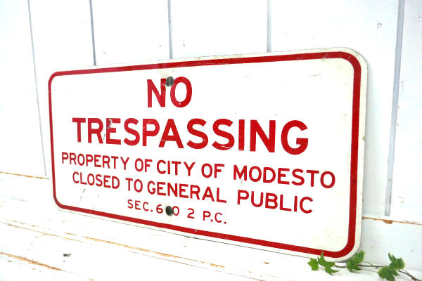 NO TRESPASSING PROPERTY 不法侵入禁止 USA サイン 警告 看板 カリフォルニア州 モデスト