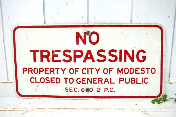 NO TRESPASSING PROPERTY 不法侵入禁止 USA サイン 警告 看板 カリフォルニア州 モデスト