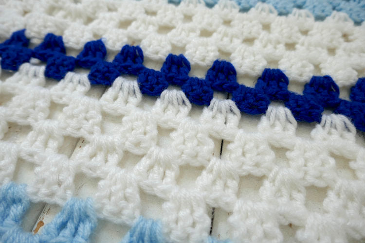 ブルー系 ボーダー柄 手編みニット フリンジ付き マント ヴィンテージ ブランケット ひざ掛け キャンプ アウトドア USA