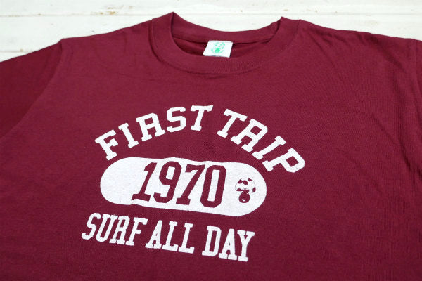 First Trip Surf All Day ファーストトリップ カレッジロゴ バーガンディ オリジナル Tシャツ 洋服