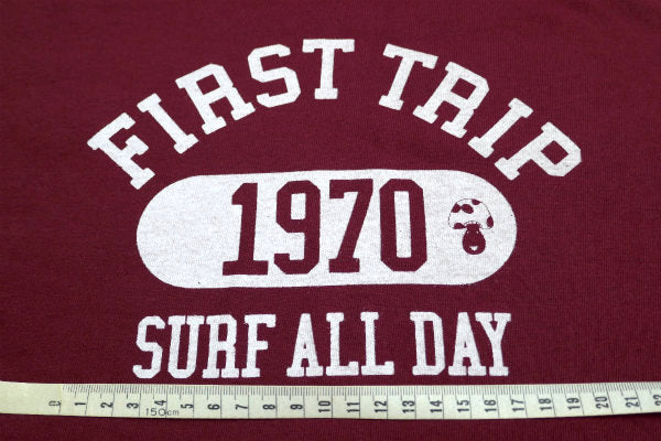 First Trip Surf All Day ファーストトリップ カレッジロゴ バーガンディ オリジナル Tシャツ 洋服