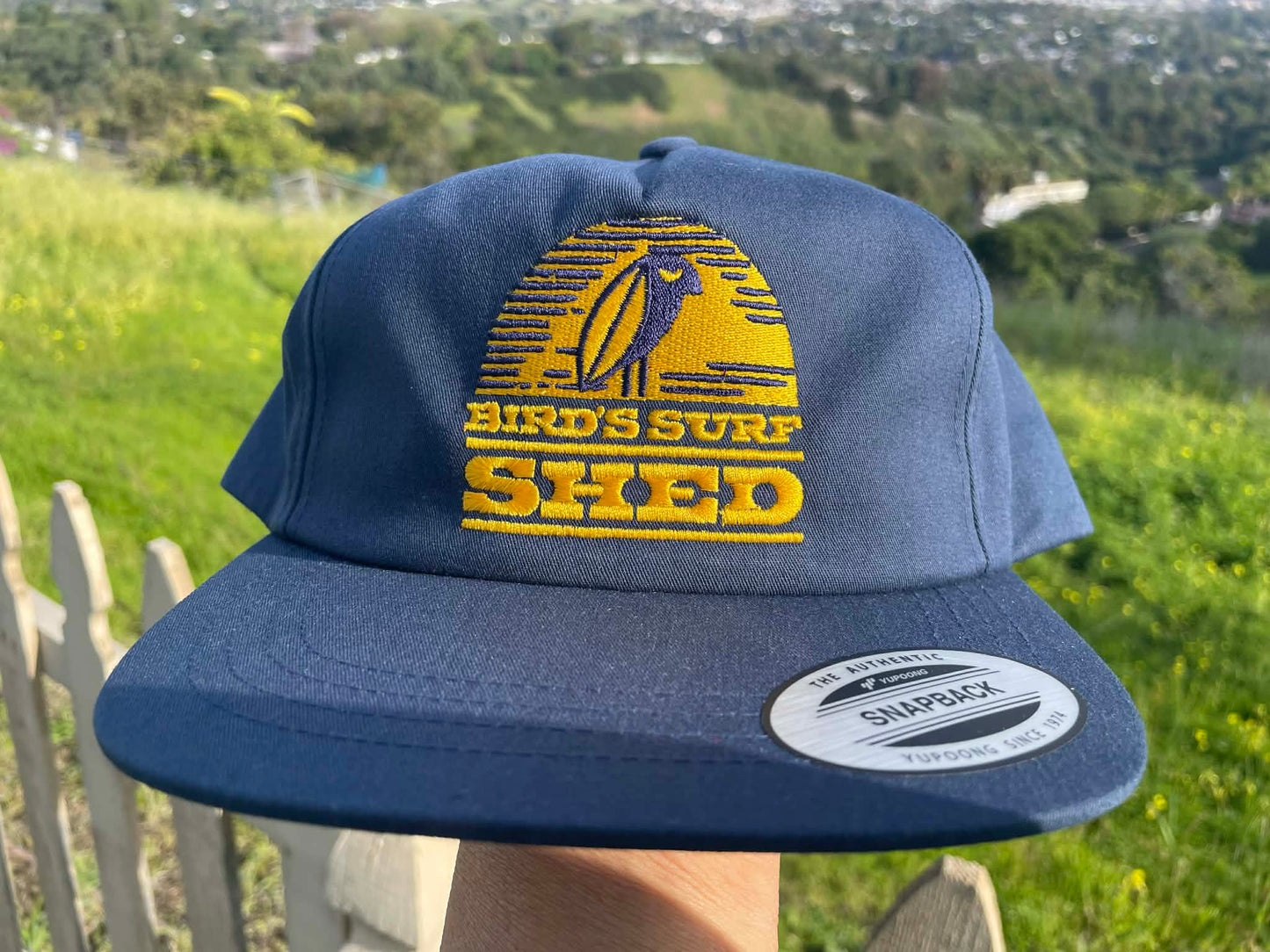BIRD'S SURF SHED バードサーフシェッド カリフォルニア サンディエゴ サーフショップ ネイビー×ゴールド 刺繍 フレックスフィット キャップ 芯なし ステッカー付き
