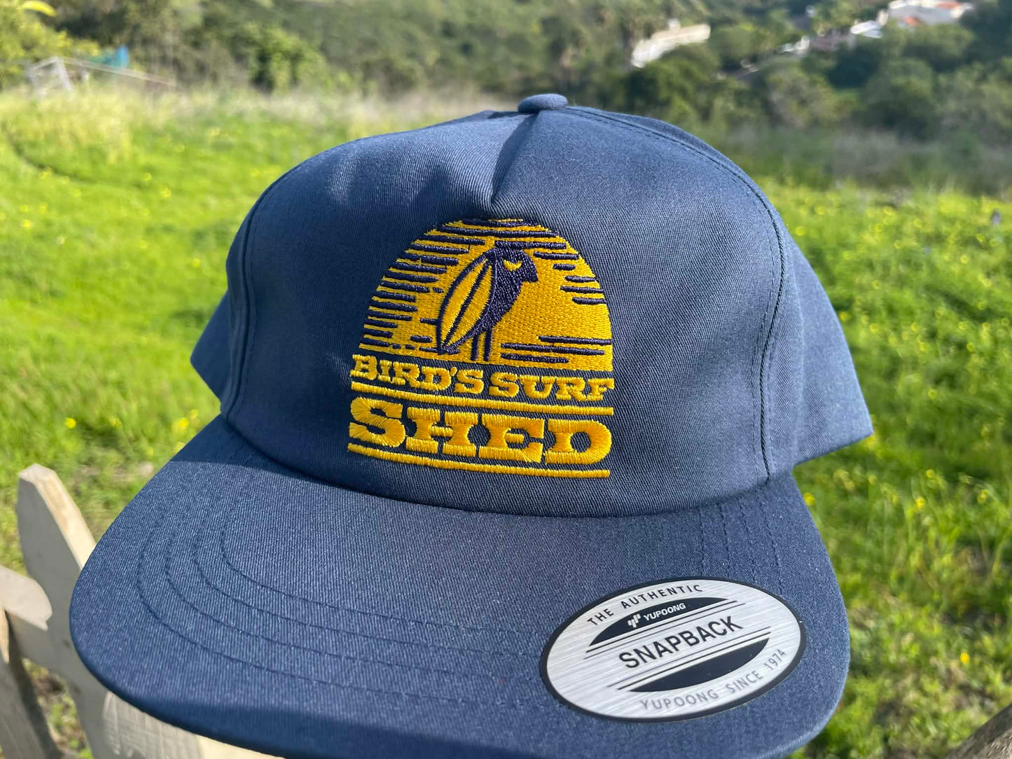 BIRD'S SURF SHED バードサーフシェッド カリフォルニア サンディエゴ サーフショップ ネイビー×ゴールド 刺繍 フレックスフィット キャップ 芯なし ステッカー付き