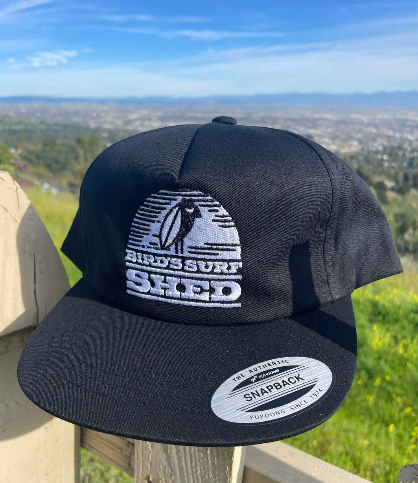 BIRD'S SURF SHED バードサーフシェッド カリフォルニア サンディエゴ サーフショップ ブラック×ホワイト 刺繍 フレックスフィット キャップ 芯なし ステッカー付き