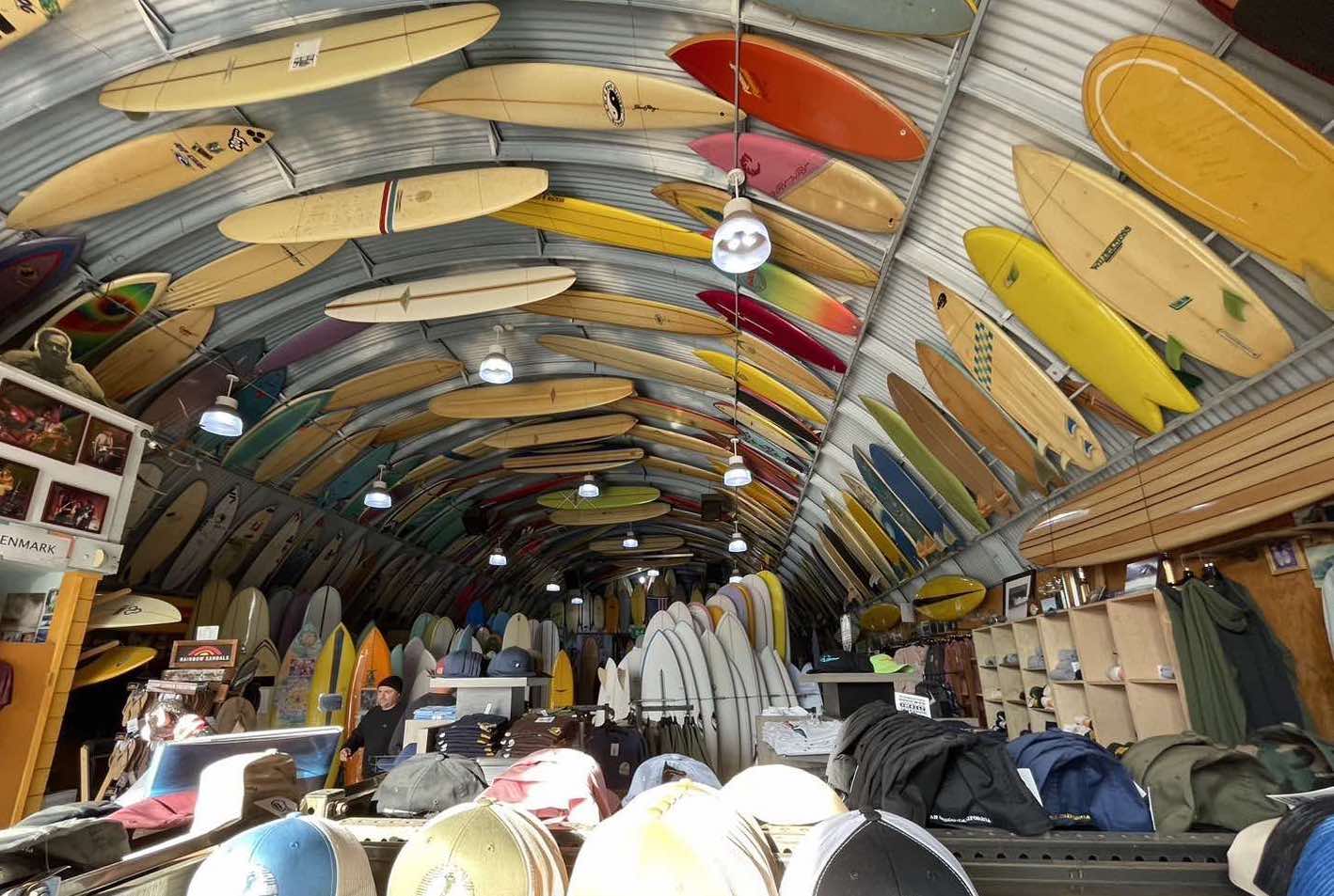 SD BIRD'S SURF SHED バードサーフシェッド 鳥ロゴ カリフォルニア サンディエゴ サーフショップ マルーン×ホワイト 刺繍 フレックスフィット キャップ 芯なし ステッカー付き