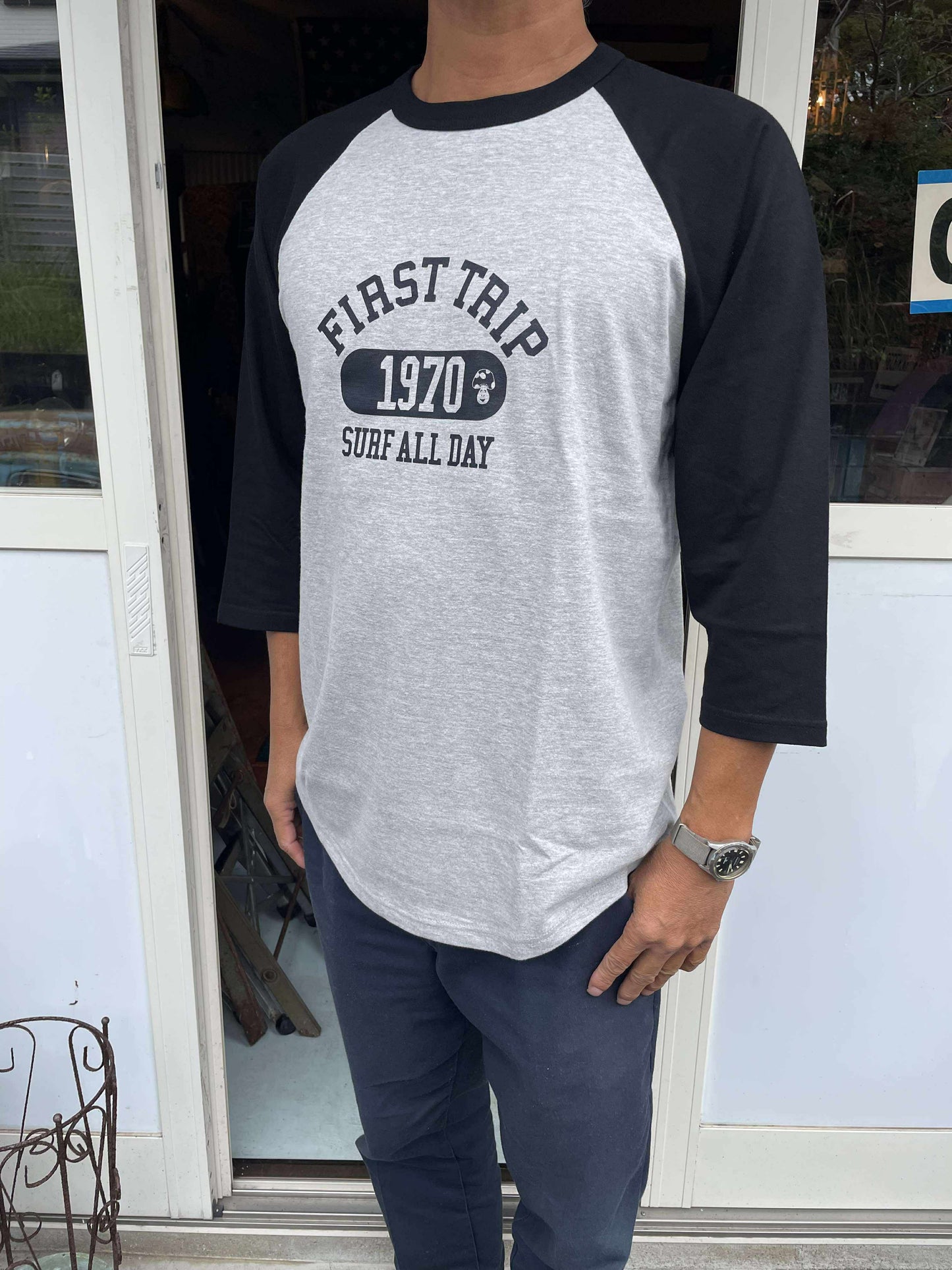 新色！First Trip Surf All Day ファーストトリップ カレッジロゴ グレー×ブラック オリジナル ラグラン七分袖 Tシャツ ラグランスリーブ ベースボールTシャツ 新品 アパレル