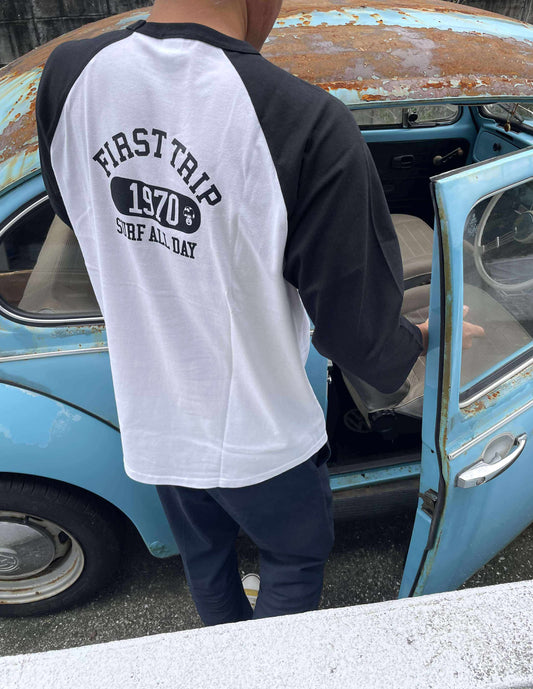 First Trip Surf All Day ファーストトリップ カレッジロゴ バックプリント ホワイト×ブラック オリジナル ラグラン七分袖 Tシャツ ラグランスリーブ ベースボールTシャツ 新品 アパレル