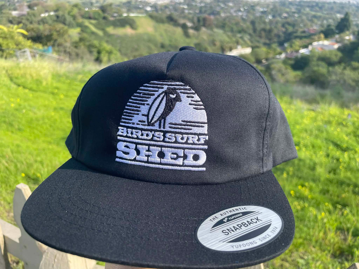 BIRD'S SURF SHED バードサーフシェッド カリフォルニア サンディエゴ サーフショップ ブラック×ホワイト 刺繍 フレックスフィット キャップ 芯なし ステッカー付き