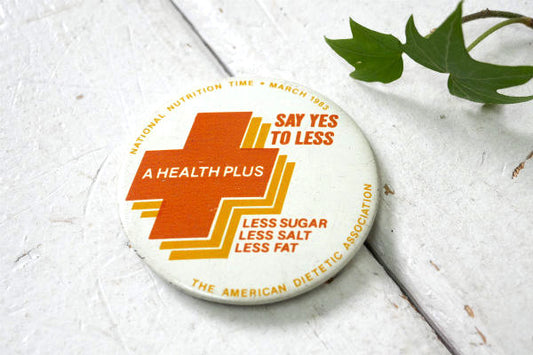 American Dietetic Association 食品 栄養士協会 1983's A HEALTH PLUS SAY YES TO LESS ヴィンテージ・缶バッジ USA