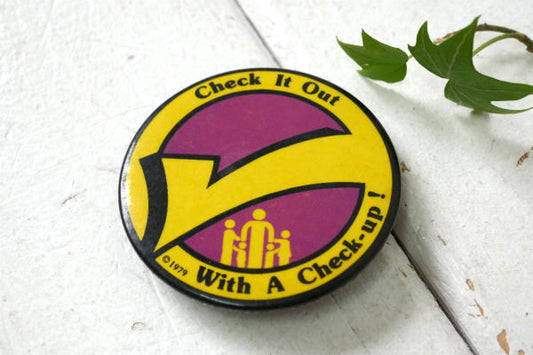 1979's カリフォルニア Check it Out With A Check-UP! ヴィンテージ 缶バッジ ファションアクセサリー USA アメリカンビンテージ