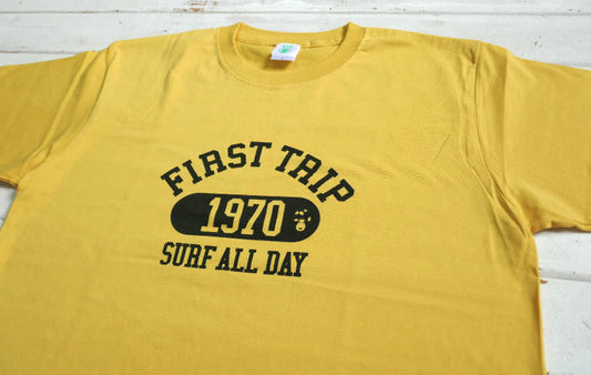 First Trip Surf All Day ファーストトリップ カレッジロゴ イエロー オリジナル Tシャツ 新品