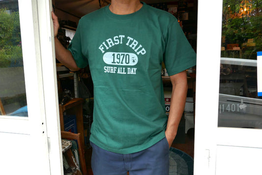 First Trip Surf All Day ファーストトリップ カレッジロゴ  グリーン 緑 オリジナル Tシャツ 新品
