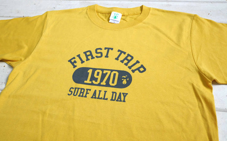 First Trip Surf All Day ファーストトリップ カレッジロゴ イエロー オリジナル Tシャツ 新品 アパレル