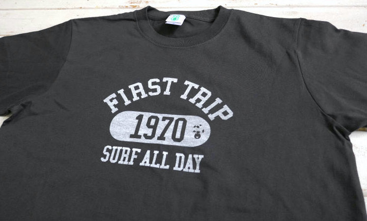First Trip Surf All Day ファーストトリップ カレッジロゴ スミクロ オリジナル Tシャツ 新品 アパレル
