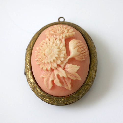 フラワーモチーフ コーラルピンク×ゴールドトーン オーバル型 アンティーク ロケットペンダント ペンダントトップ ネックレストップ アクセサリー ジュエリー USA