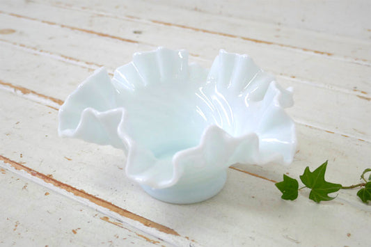 フリル スワール ミルクガラス ホワイト エレガント ヴィンテージ コンポート キャンディトレイ ボウル 食器 皿 トレイ USA