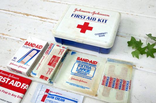 ジョンソン&ジョンソン FIRST AID KIT コンパクトサイズ プラスティック製 ヴィンテージ 救急箱 ファーストエイド USA