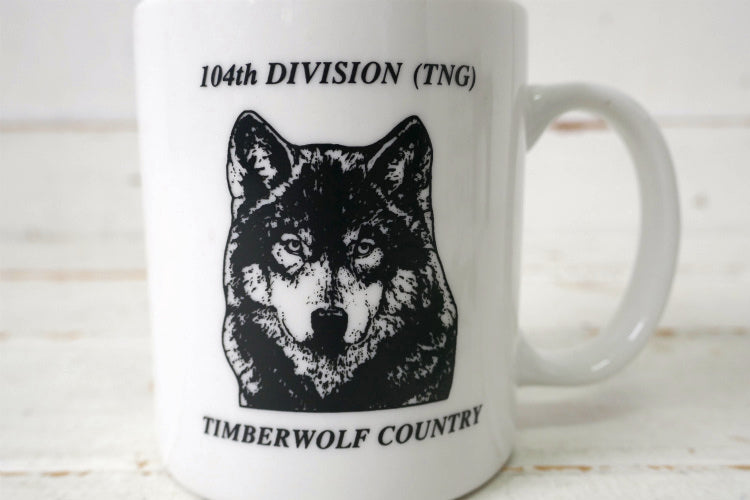 ミリタリー 米陸軍 104th DIVISION TNG ティンバーウルフ オオカミ柄 カリフォルニア州 オレゴン州 マグカップ コーヒーマグ 食器 USA