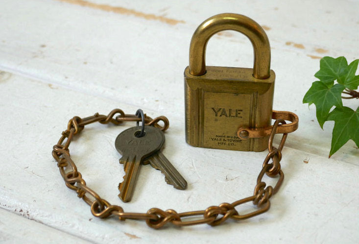 US Navy USN アメリカ海軍  YALE ナンバー入り 真鍮製 チェーン 鍵２本付き ヴィンテージ アメリカ軍用 南京錠 パッドロック 鍵 USA