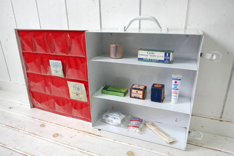 Cintas First Aid & Safety ファーストエイド 3段式 メタル製 救急箱 キャビネット 棚 メディスンキャビネット USA