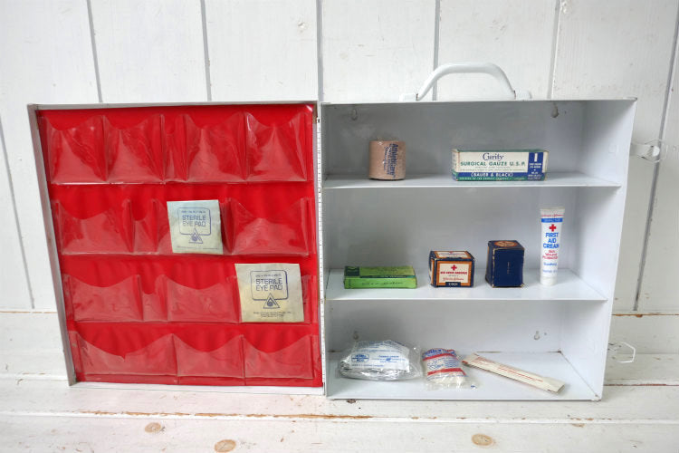 Cintas First Aid & Safety ファーストエイド 3段式 メタル製 救急箱 キャビネット 棚 メディスンキャビネット USA