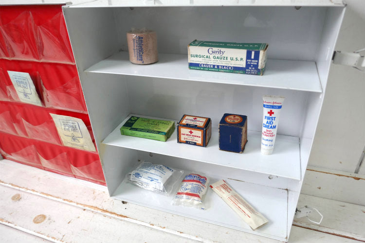 Cintas First Aid & Safety ファーストエイド 3段式 メタル製 救急箱 キャビネット 棚 メディスンキャビネット USA