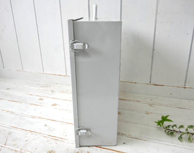 Cintas First Aid & Safety ファーストエイド 3段式 メタル製 救急箱 キャビネット 棚 メディスンキャビネット USA