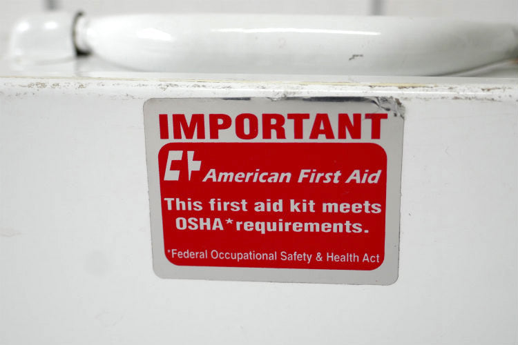 Cintas First Aid & Safety ファーストエイド 3段式 メタル製 救急箱 キャビネット 棚 メディスンキャビネット USA