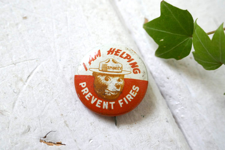 スモーキーベア　I AM HELPING  SMOKEY 1940~1950's PREVENT FOREST FIRES ヴィンテージ　アクセサリー 缶バッジ USA