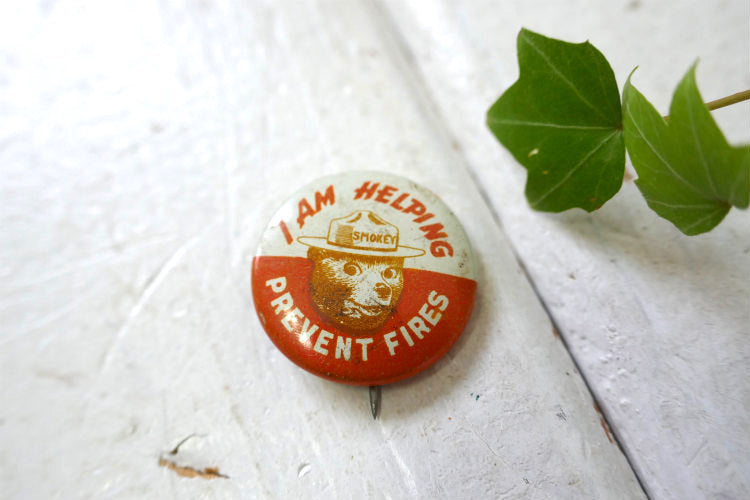 スモーキーベア　I AM HELPING  SMOKEY 1940~1950's PREVENT FOREST FIRES ヴィンテージ　アクセサリー 缶バッジ USA
