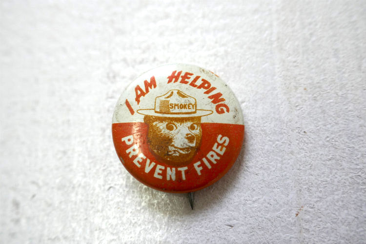 スモーキーベア　I AM HELPING  SMOKEY 1940~1950's PREVENT FOREST FIRES ヴィンテージ　アクセサリー 缶バッジ USA