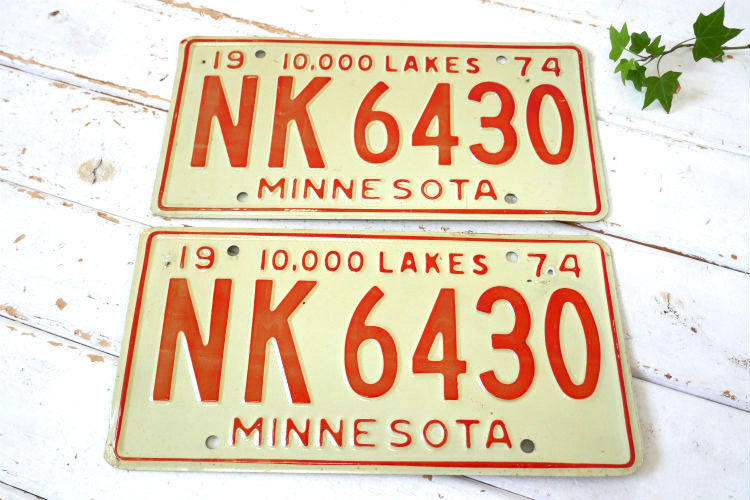 1974s US ミネソタ NK 6430 ビンテージ アメ車 ナンバープレート カーライセンスプレート 2枚セット 自動車　看板