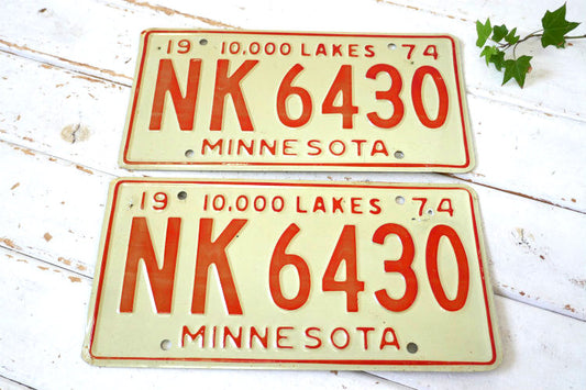 1974s US ミネソタ NK 6430 ビンテージ アメ車 ナンバープレート カーライセンスプレート 2枚セット 自動車 看板