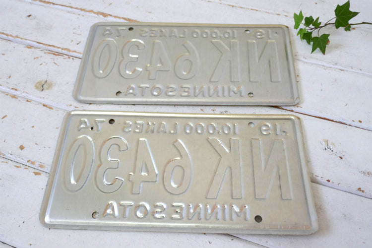 1974s US ミネソタ NK 6430 ビンテージ アメ車 ナンバープレート カーライセンスプレート 2枚セット 自動車　看板