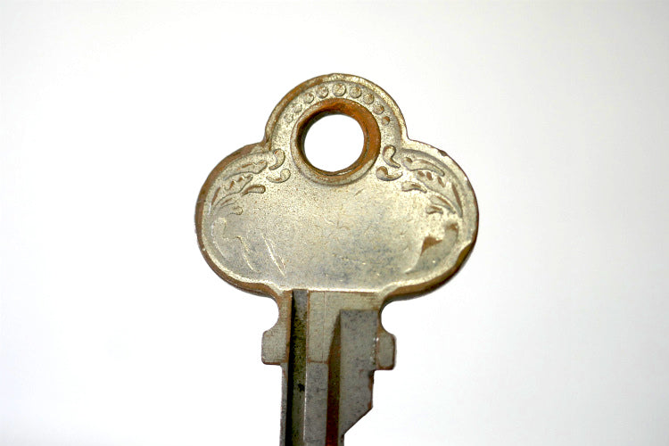 模様の素敵なアンティーク 鍵 両面 デザイン アメリカン  KEY キー USA