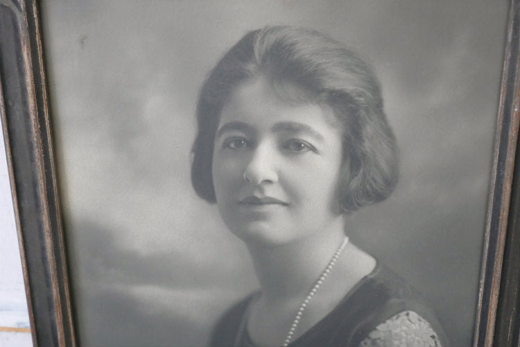 アールヌーヴォー デザイン モノクロ 写真入り 木製　手彫り アンティーク フォトフレーム 額縁 ピクチャーフレーム ノスタルジック USA