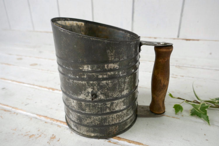 1930s~ 木製ハンドル メタル製 ヴィンテージ 粉ふるい シフター フラワーシフター キッチンツール USA