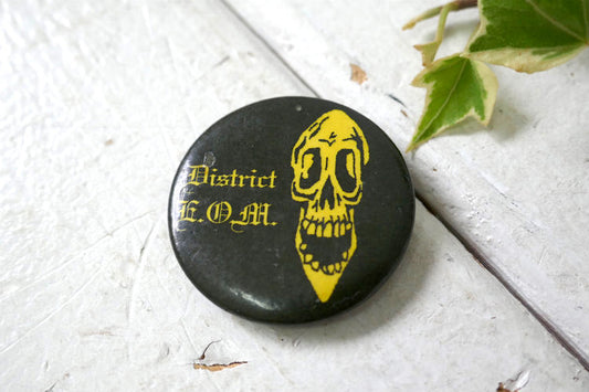 スカル District EOM 骸骨 ヴィンテージ ドクロ 缶バッジ USA ファッション アクセサリー