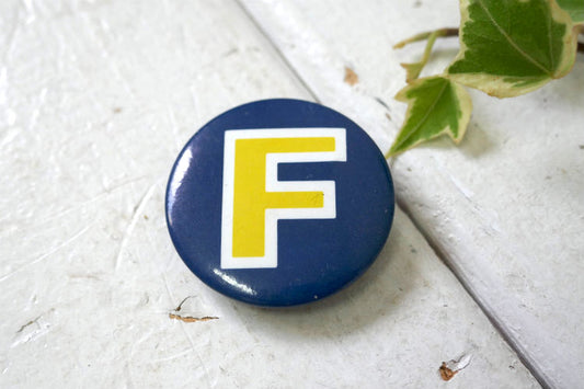 1980年代  F ヴィンテージ イニシャル  缶バッジ USA ファッション アクセサリー テキサス州 オースティン