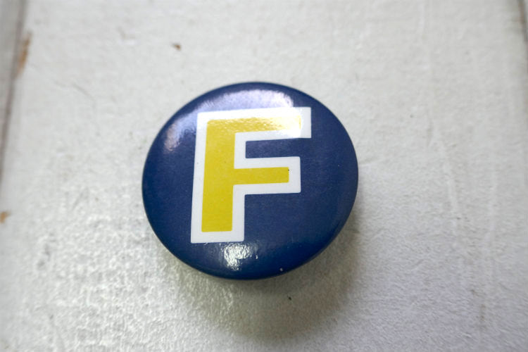 1980年代  F ヴィンテージ イニシャル  缶バッジ USA ファッション アクセサリー テキサス州 オースティン