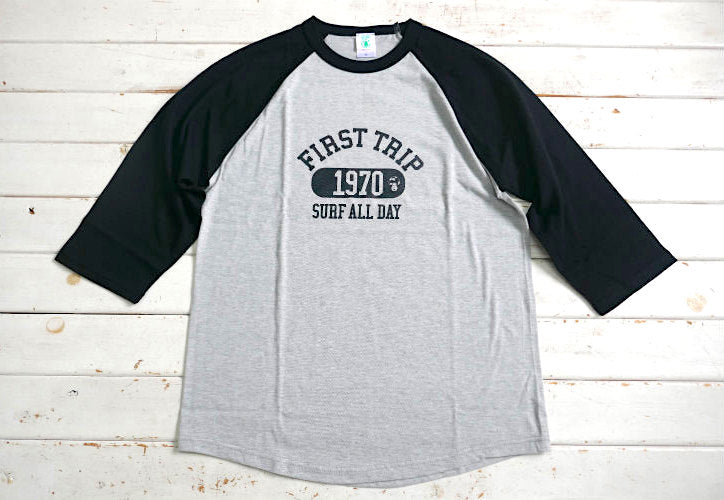 新色！First Trip Surf All Day ファーストトリップ カレッジロゴ グレー×ブラック オリジナル ラグラン七分袖 Tシャツ ラグランスリーブ ベースボールTシャツ 新品 アパレル