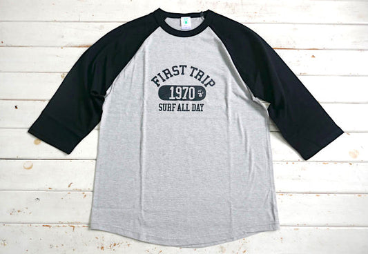 新色！First Trip Surf All Day ファーストトリップ カレッジロゴ グレー×ブラック オリジナル ラグラン七分袖 Tシャツ ラグランスリーブ ベースボールTシャツ 新品 アパレル