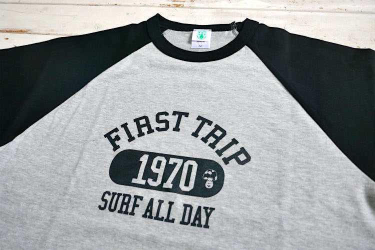 新色！First Trip Surf All Day ファーストトリップ カレッジロゴ グレー×ブラック オリジナル ラグラン七分袖 Tシャツ ラグランスリーブ ベースボールTシャツ 新品 アパレル