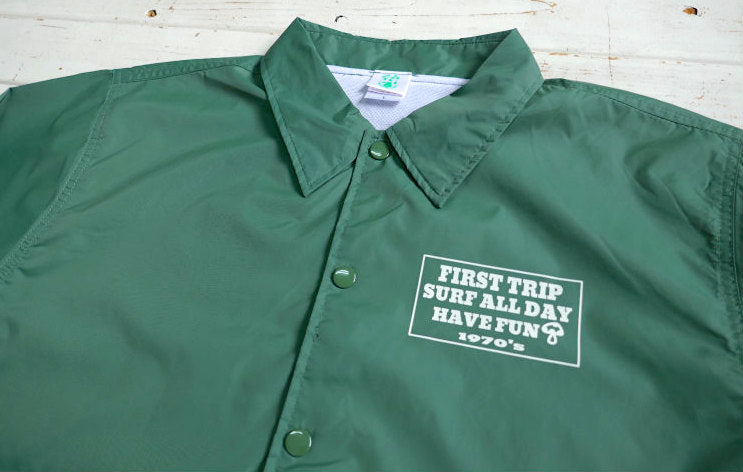First Trip Surf All Day ファーストトリップ カレッジロゴ コーチジャケット フォレストグリーン オリジナル   裏地付 Lサイズ