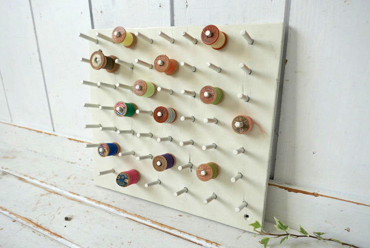 アイボリー 木製 壁掛け式 54本 ヴィンテージ スプールホルダー 糸巻きホルダー ボビンホルダー 裁縫道具 USA