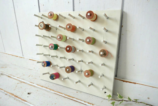 アイボリー 木製 壁掛け式 54本 ヴィンテージ スプールホルダー 糸巻きホルダー ボビンホルダー 裁縫道具 USA